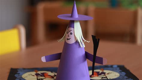 Whar does a witches hat look like